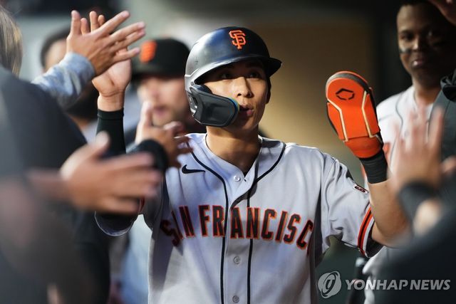 6회 득점 후 동료의 환영 받는 이정후 