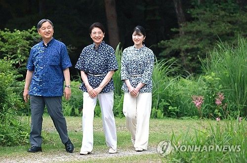 나루히토 일왕(왼쪽부터)과 마사코 왕비, 아이코 공주