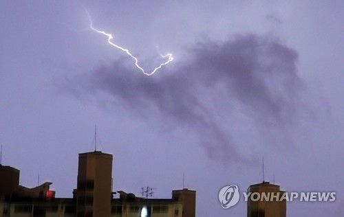 도심 내리치는 번개
