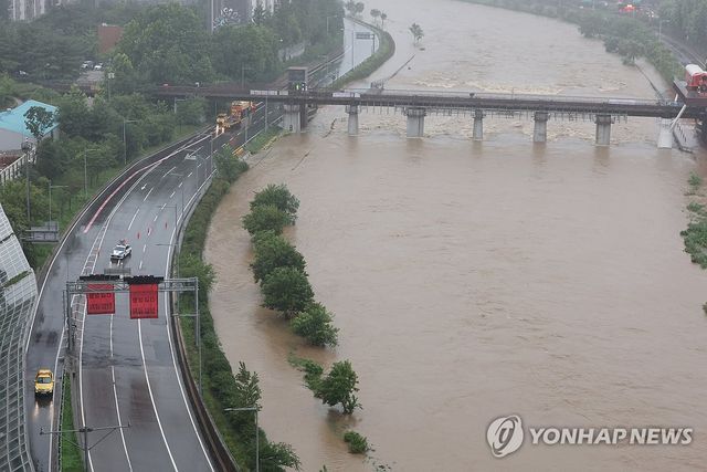 집중호우에 통제된 동부간선도로