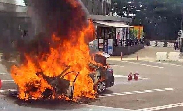 서해안고속 화성휴게소 주차 차량서 불
