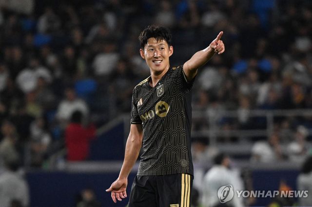 골 넣고 기뻐하는 손흥민
