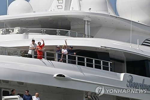 초호화 요트를 타고 베네치아에 도착한 퍼티타 대사(왼쪽)와 그의 부인 