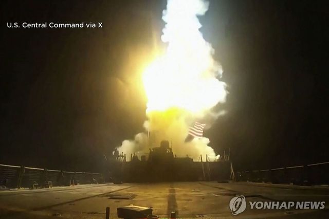 17일 미국 중부사령부(CENTCOM)가 공개한 미군의 이란 군기지 타격 모습 [CENTOM/AFP=연합뉴스. 재판매 및 DB 금지]