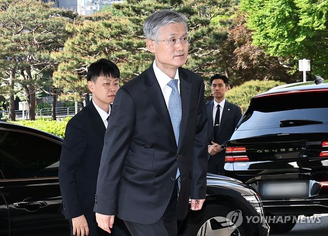 출근하는 조희대 대법원장