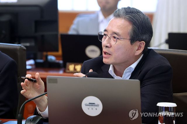 발언하는 김용범 정책실장