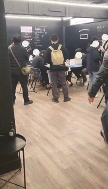 A씨가 휴대전화로 촬영한 당시 압수수색 상황