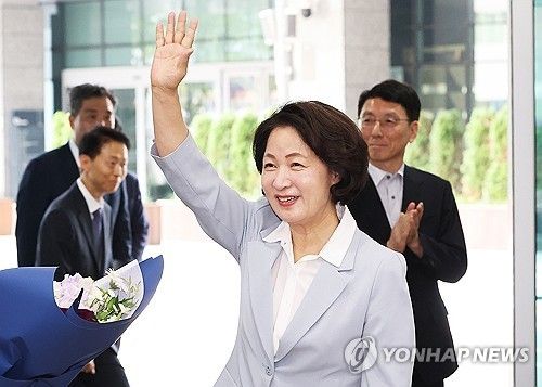 첫 출근하는 추미애 경기도지사