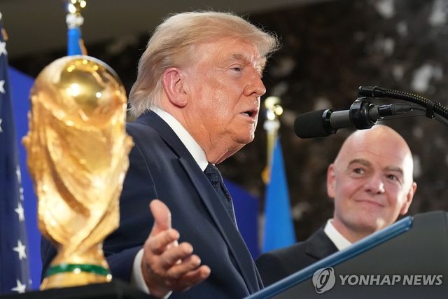 FIFA 리셉션에서 연설하는 트럼프와 지켜보는 인판티노