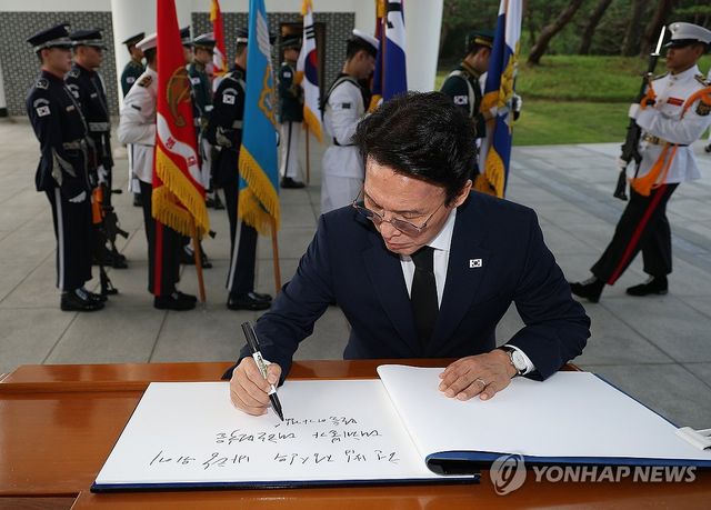 방명록 작성하는 김민석 전 국무총리