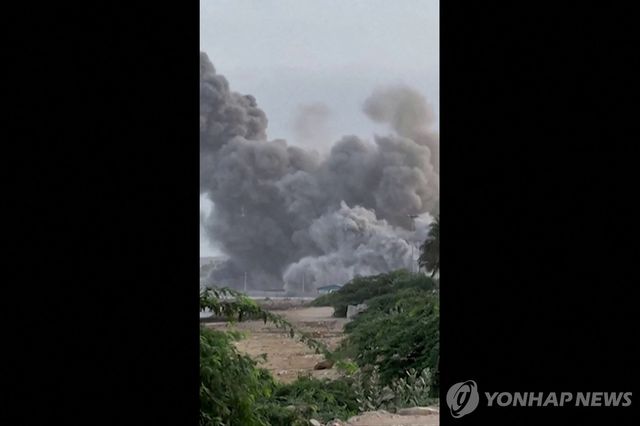 이란 차바하르에서 공습으로 연기가 피어오르는 모습을 촬영한 소셜미디어 게시 사진