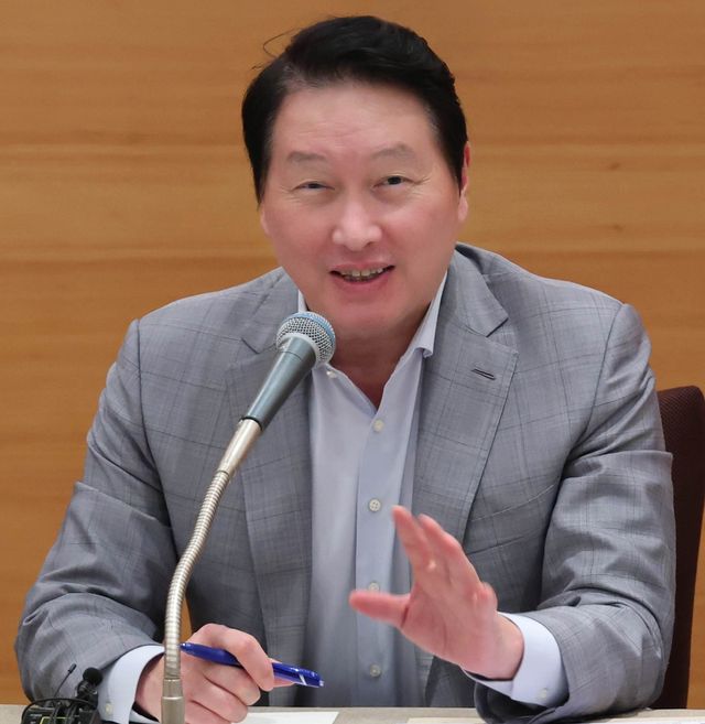 대한상의 제주포럼에서 기자간담회 중인 최태원 상의 회장