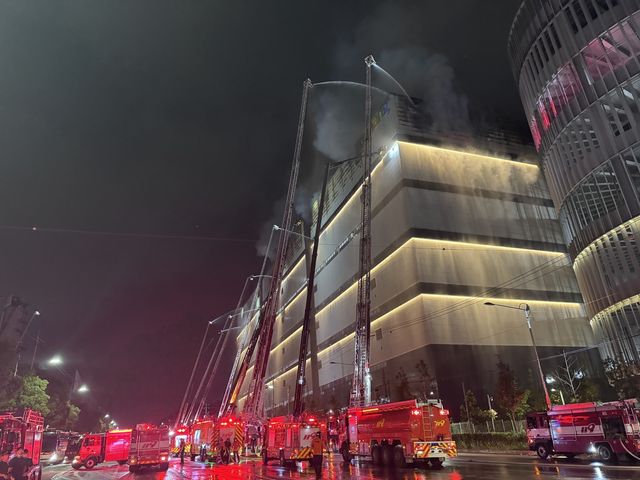 19일 밤샘 진화작업이 진행 중인 화재 현장