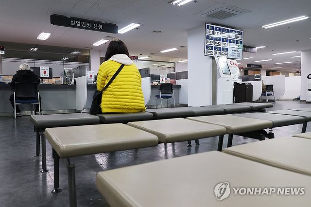 실업인정신청 접수를 기다리는 구직자들