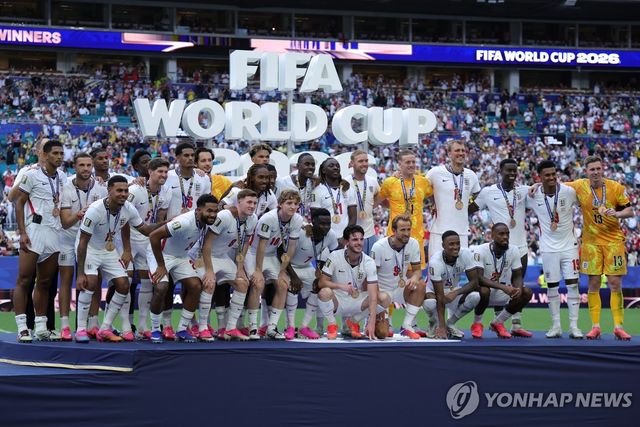 시상대에서 기념촬영하는 잉글랜드 축구대표팀