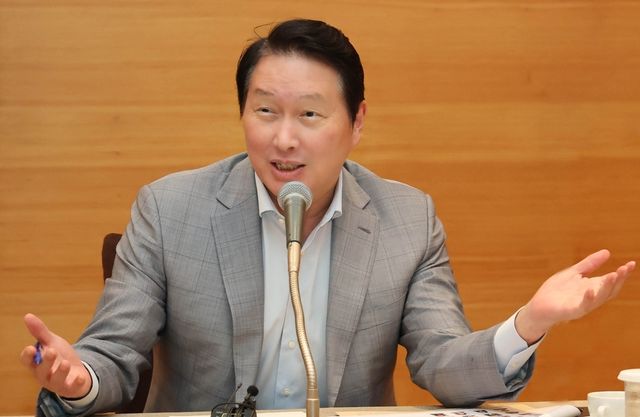 대한상의 제주포럼에서 기자간담회 중인 최태원 상의 회장