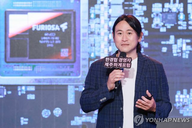 강연하는 백준호 퓨리오사AI 대표