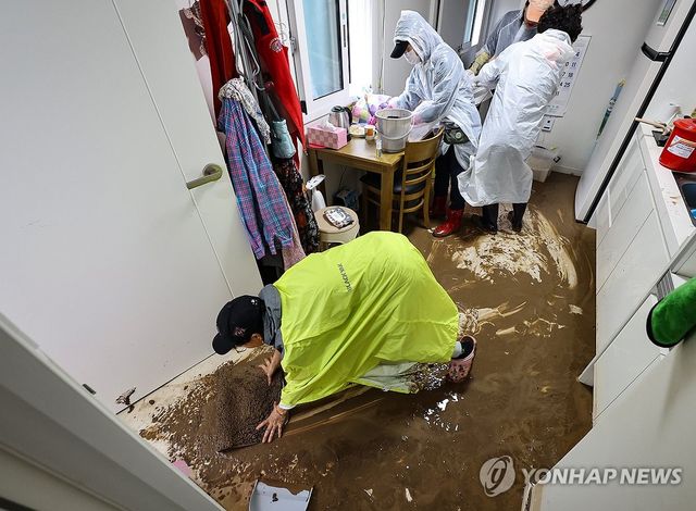 폭우에 침수된 산불이재민 임시주택