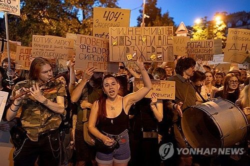 페도로우 전 국방장관 해임 항의 시위