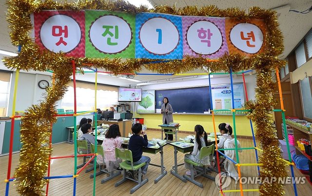 지난 3일 3일 인천의 한 초등학교에서 입학식을 마친 신입생들이 교실에서 담임 선생님의 학교생활 설명을 듣고 있다. 이 학교는 올해 입학생이 7명이다. [연합뉴스 자료사진. 재판매 및 DB 금지]