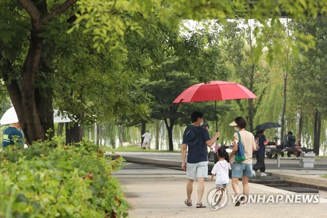 폭염 속 내리는 비