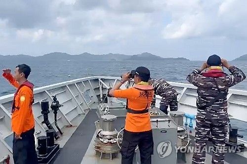 여객선 침몰 사고 후 실종자 수색하는 인도네시아 구조대원들