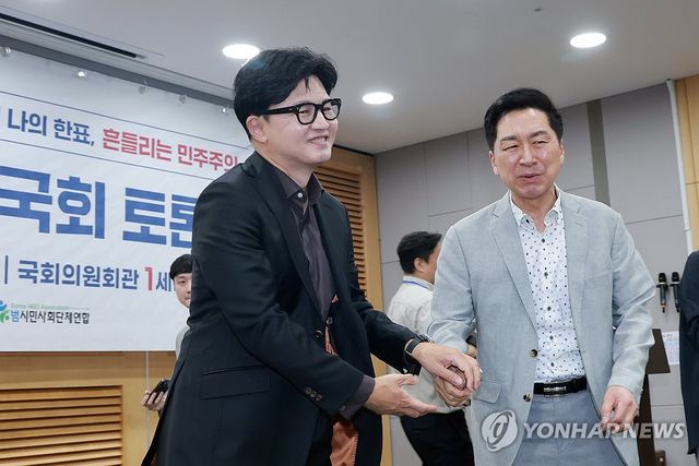 국민의힘 김기현 의원과 인사 나누는 무소속 한동훈 의원