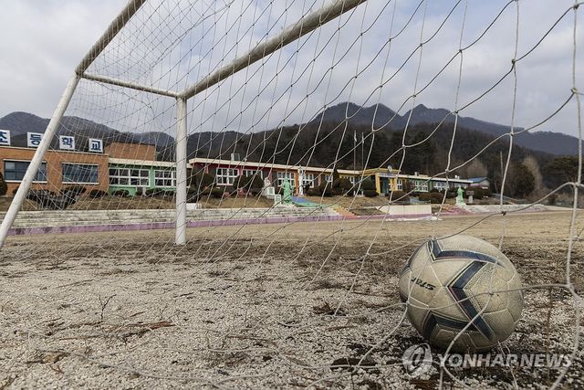 지난해 2월 25일 경기도 포천의 한 초등학교에서 축구공이 덩그러니 놓여 있다. [연합뉴스 자료사진. 재판매 및 DB 금지]