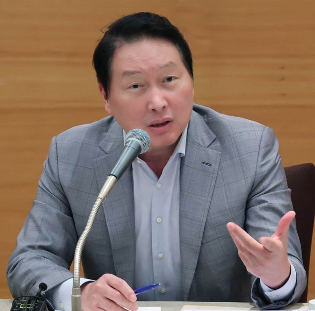 대한상의 제주포럼에서 기자간담회 중인 최태원 상의 회장