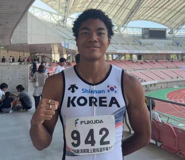 경기 후 주먹을 불끈 쥔 나마디 조엘진