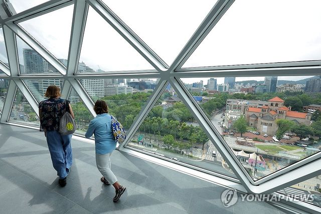 서울시청 하늘전망대 찾은 시민들