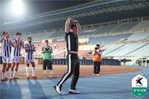 팬들 앞에서 승리 세리머니하는 김기동 감독
