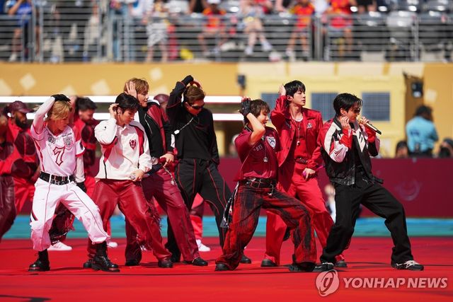 월드컵 결승전 하프타임서 공연하는 BTS