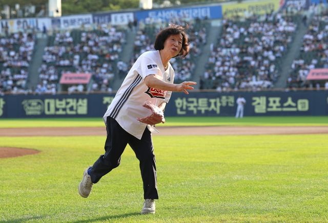 2025년 9월 27일 시구자로 나선 김현숙 조리실장