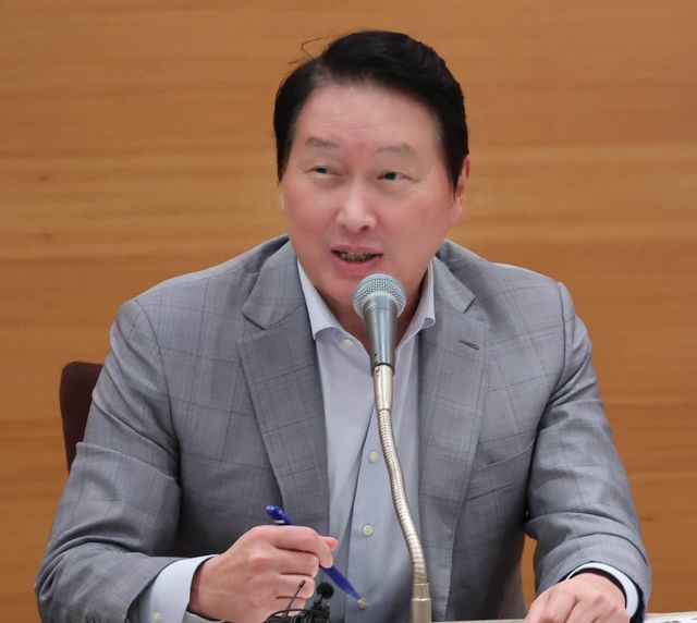 대한상의 제주포럼에서 기자간담회 중인 최태원 상의 회장