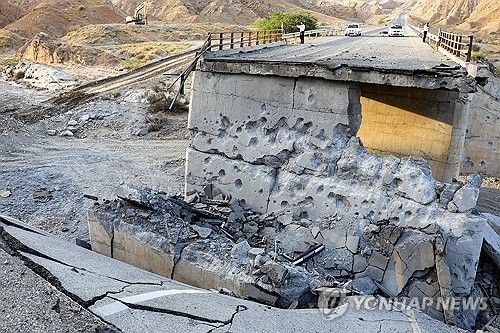 미군 공습 받은 이란 남부 교량의 18일 모습