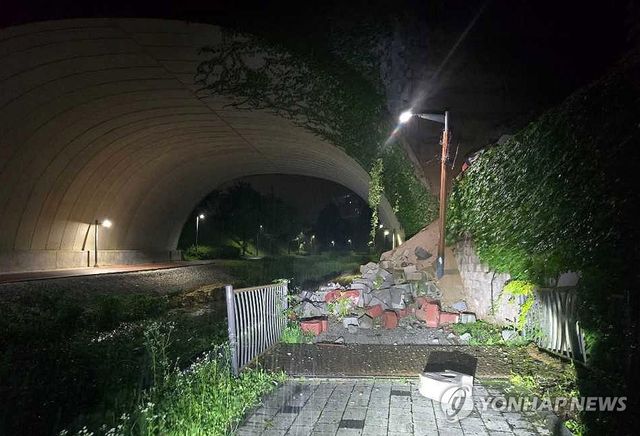 벽돌 무너져 내린 원주 반곡동 굴다리…양방향 통행 차단