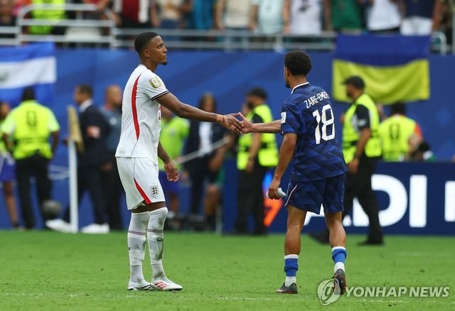 악수하는 에즈리 콘사(왼쪽)와 워렌 자이르에메리
