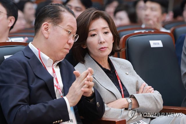 대화하는 국민의힘 권영세·나경원 의원