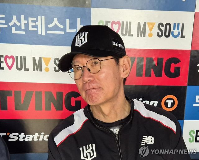 인터뷰하는 이강철 kt wiz 감독