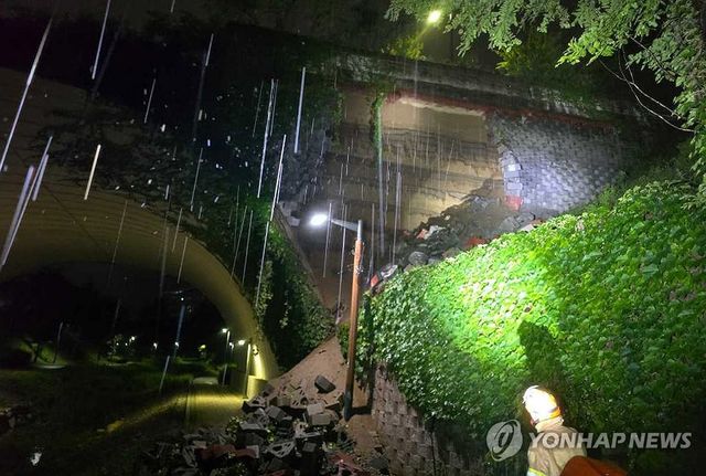 벽돌 무너져 내린 원주 반곡동 굴다리…양방향 통행 차단