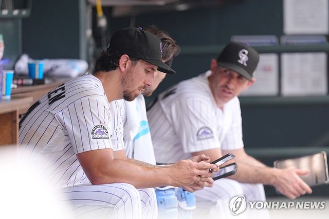 경기 중 태블릿 PC로 자료 확인하는 빅리그 선수들