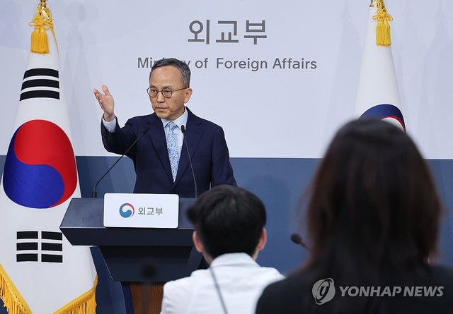 질문받는 박일 외교부 대변인