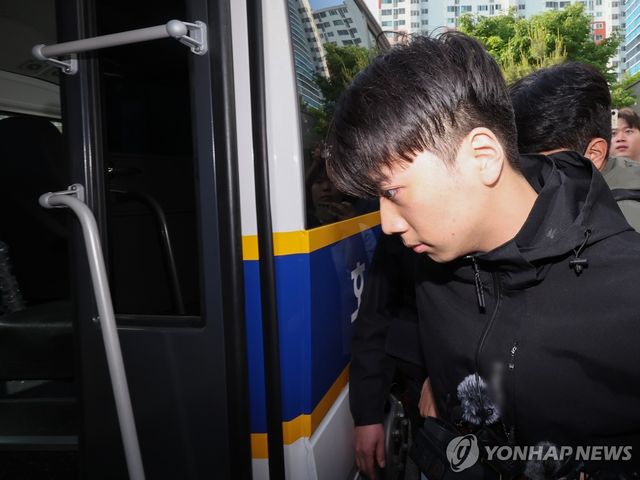 호송차 오르는 '여고생 살해범' 장윤기