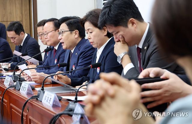 발언하는 정점식 원내대표