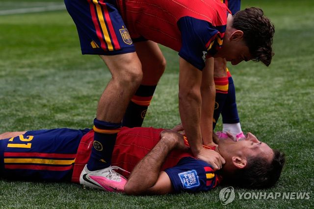 스페인 3번째 골 넣고 기뻐하는 오야르사발