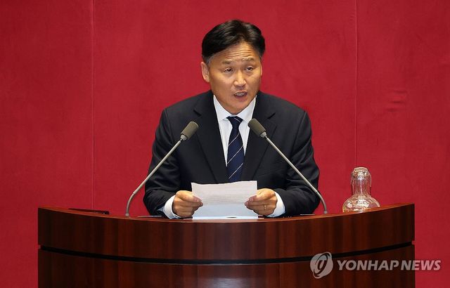 당선 인사하는 김영진 행안위원장
