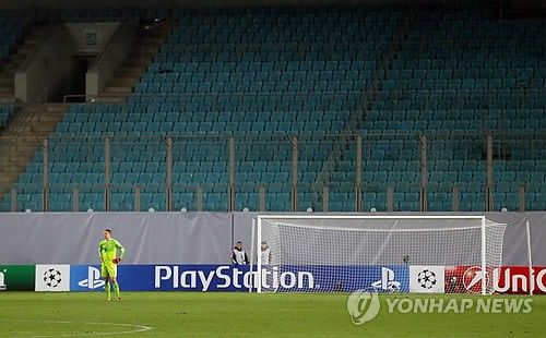 텅 빈 관중석 앞에서 열린 유럽축구연맹 챔피언스리그