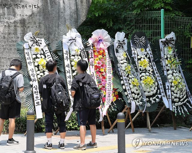 근조화환 놓인 배재고