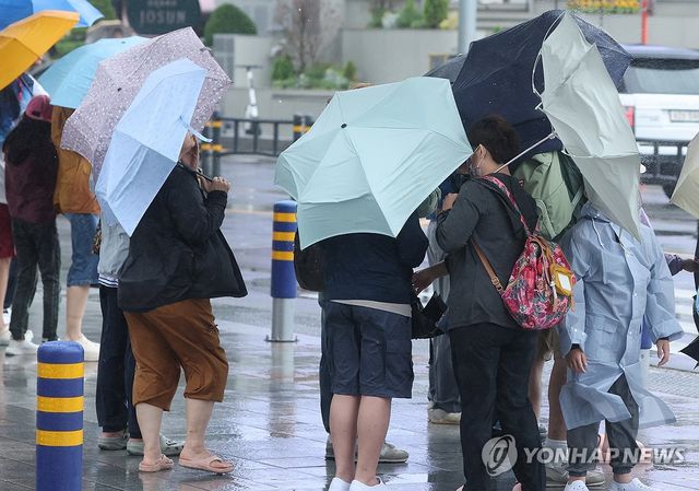비바람 부는 부산 해운대